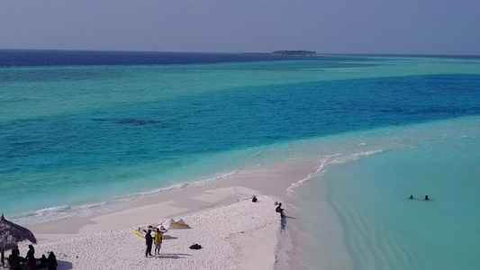 利用蓝绿水和清洁沙土背景的海洋旅游海滩旅程空中观视视频