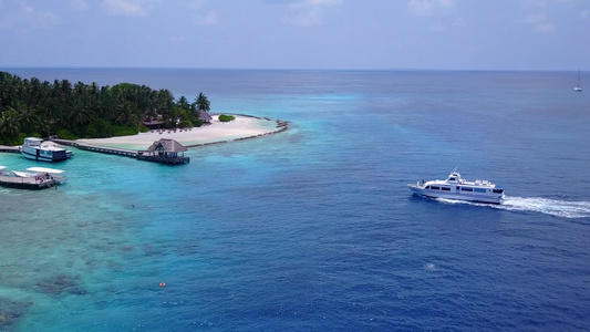 以蓝绿色环礁湖和白沙背景打破海滨海滩的完美空中风景视频