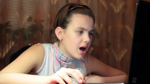女孩少女使用笔记本电脑14秒视频