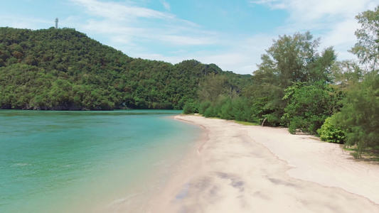 热带岛屿上的空沙滩上空飞行的无人驾驶飞机视频