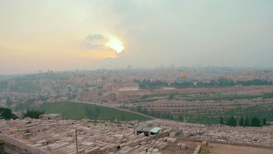 在戏剧性多彩的日落期间耶鲁萨隆老城和寺庙山的全景视频
