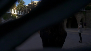 妇女拍摄公园古尔著名老宫殿的照片20秒视频