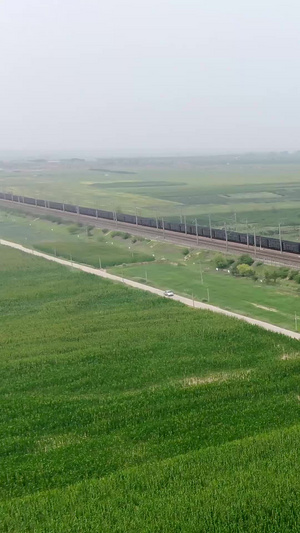 航拍货运列车穿越农田134秒视频