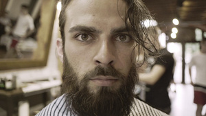 理发店的时髦人士男性肖像男性胡须脸15秒视频