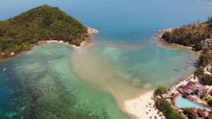 空中无人机查看泰国帕岸岛小马岛异国情调的海岸全景景观30秒视频