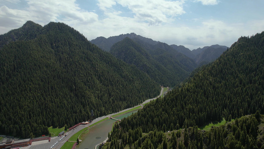 航拍5A天山大峡谷景区牦牛湖林海景观区视频视频