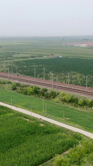 航拍货运列车穿越农田134秒视频