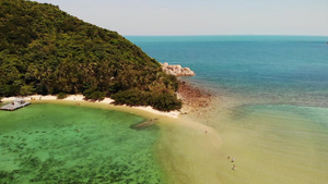 空中无人机查看泰国帕岸岛小马岛异国情调的海岸全景景观25秒视频