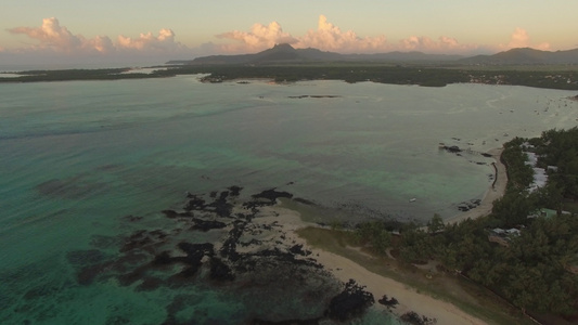 蓝色环礁湖和马鲁提乌斯海岸线空中观察视频