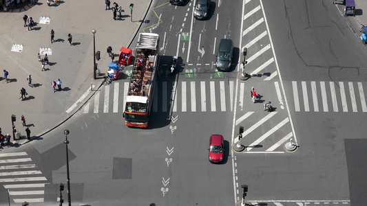 从埃菲尔塔楼顶向下到一个繁忙的十字路口车和人在法国视频