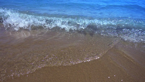 小型波浪缓慢流到岸边19秒视频
