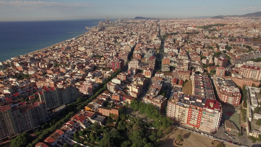 巴塞罗纳和海岸线西班牙的空中射击视频
