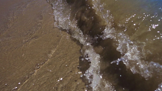 海浪在沙滩上视频