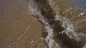 海浪在沙滩上11秒视频