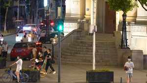 城市街头道路路口交通红绿灯等待的行人街景4k素材57秒视频