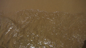 沙滩上清洁水浪19秒视频