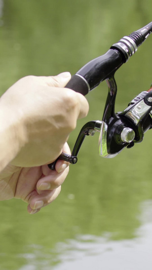 钓鱼收鱼线特写水光粼粼17秒视频