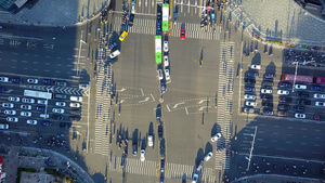 俯拍城市十字路口行人车流72秒视频