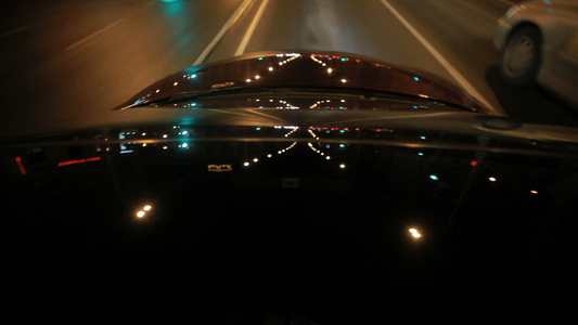 夜间城市汽车顶和盖的灯光反射视频