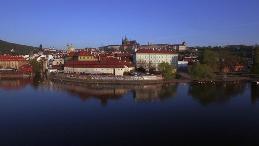 在Prague对水边红色屋顶建筑物的空中射击视频