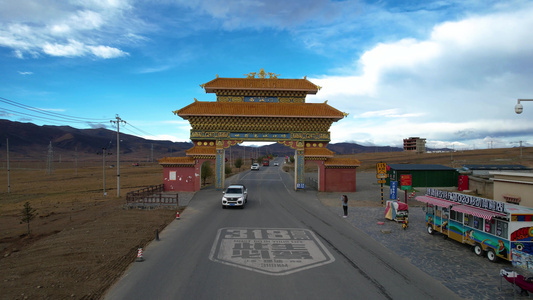 航拍世界最高城四川甘孜藏族自治州理塘东城门视频视频