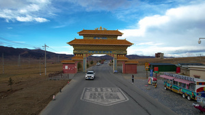 航拍世界最高城四川甘孜藏族自治州理塘东城门视频43秒视频