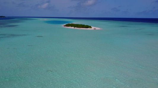 浅海和白色沙滩背景下的海洋海滨海滩旅行空中风景视频