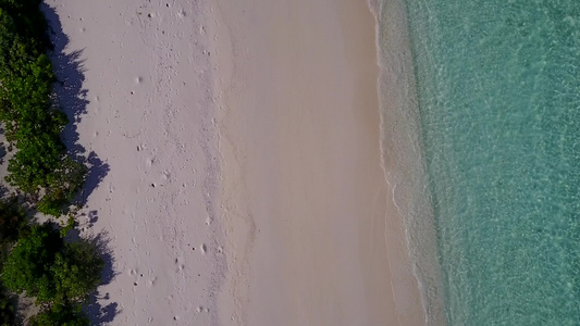 以清晰的环礁湖和干净的沙土背景绘制宁静海滨海滩航程视频