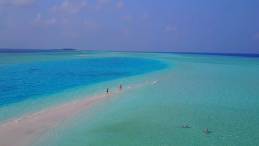 清澈海水和白色沙滩的海边视频