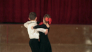 男孩和女孩舞厅跳探戈舞12秒视频