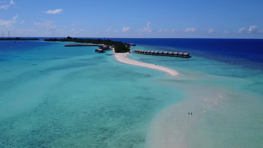 蓝色环礁湖和白色沙滩背景的完美海岸海滩之行空中观视视频