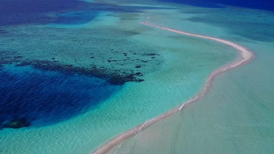 蓝色环礁湖和白色沙滩背景的伊德利海湾海滩度假视频