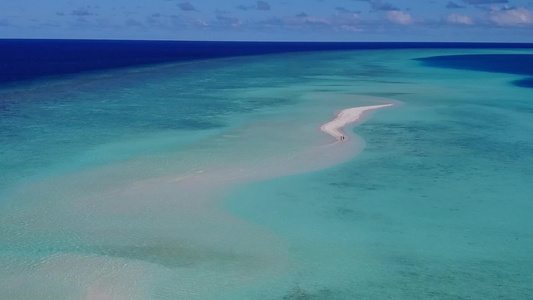 异国情调的海景海滩航行空中天空由蓝海和白沙背景视频