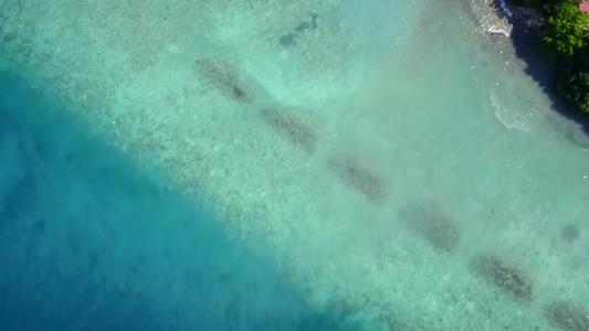 利用蓝绿水和浅沙背景的蓝绿水空中无人驾驶飞机天空让视频