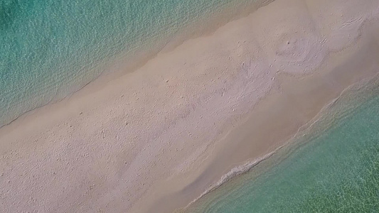 以绿绿水和白沙为背景的宁静环礁湖海滩旅程空中航行视频