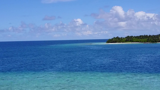 通过清晰的海洋和清洁的沙滩背景对伊德利克湾海滩野生视频