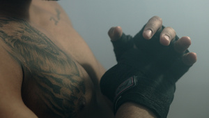 拳击手准备拳击比赛的特写镜头9秒视频