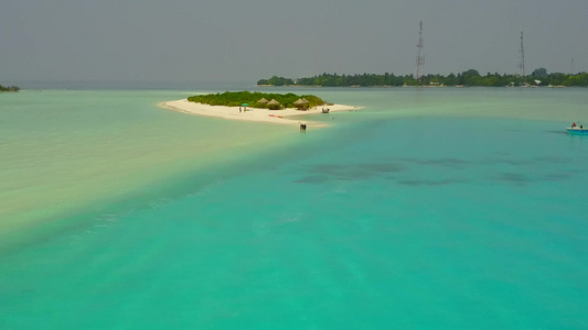 空中无人驾驶飞机旅行通过白沙背景的清大洋放松海观海滩视频