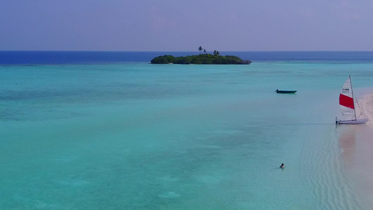 蓝海和白沙背景的天堂湾海滩海滩时间的空中无人驾驶飞机视频