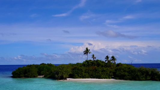 以浅水和白沙本为背景放松岛屿海滩之行的空中观视风景视频