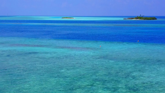 蓝水和浅沙背景的蓝水在海滨渡假时看到外来海洋景象的视频