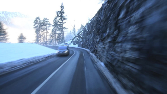 在道路弯曲的马路上行驶视频