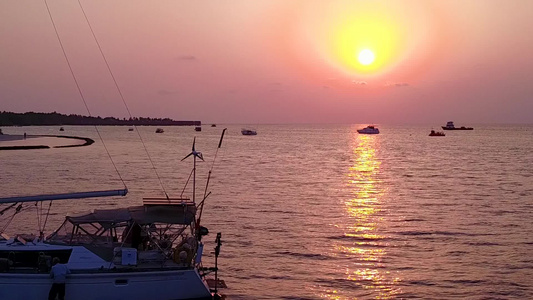 蓝海白沙背景下宁静海滨海滩之旅的空中无人机天空视频