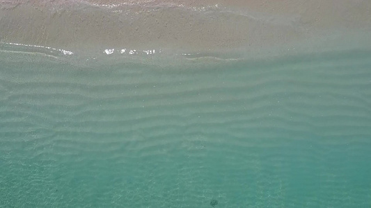 以蓝水和白沙为背景放松海岸线海滩冒险的空中无人驾驶视频