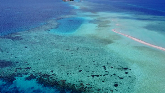 蓝环礁湖和白色沙滩背景的天堂海滩海滩假日景象无人驾驶视频