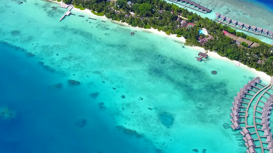 蓝绿海洋和清洁沙地背景平息海滨海滩时间的无人驾驶飞机视频