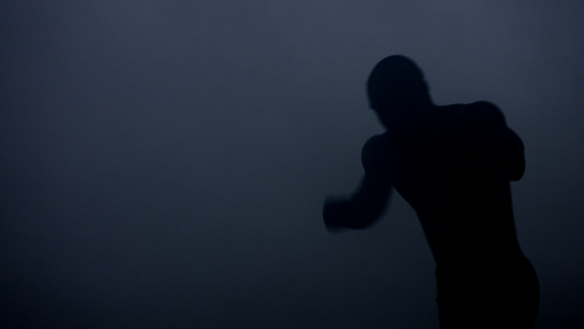 黑暗工作室的拳击手背影视频