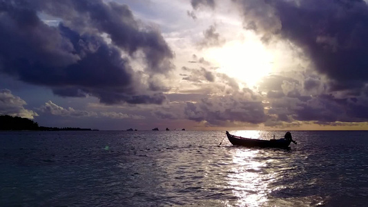 夕阳时海面上的船只视频