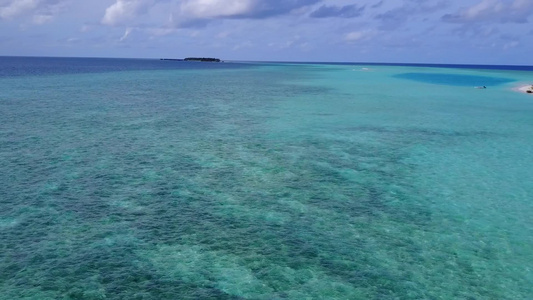 蓝海和白沙背景的完美海湾海滩野生生物空中无人驾驶飞机视频