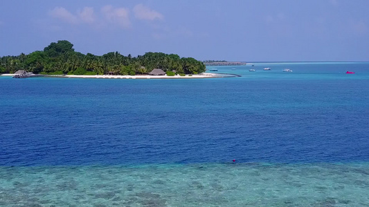 绿松石泻湖和白沙背景下热带海滨海滩之旅的无人机海景视频